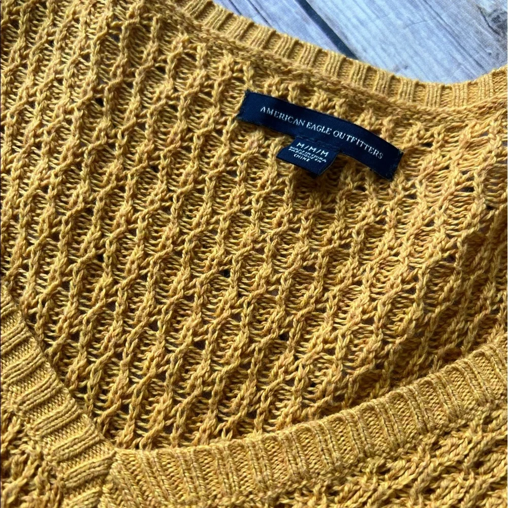 American Eagle - Mustard Sweater. - Picture 2 of 3